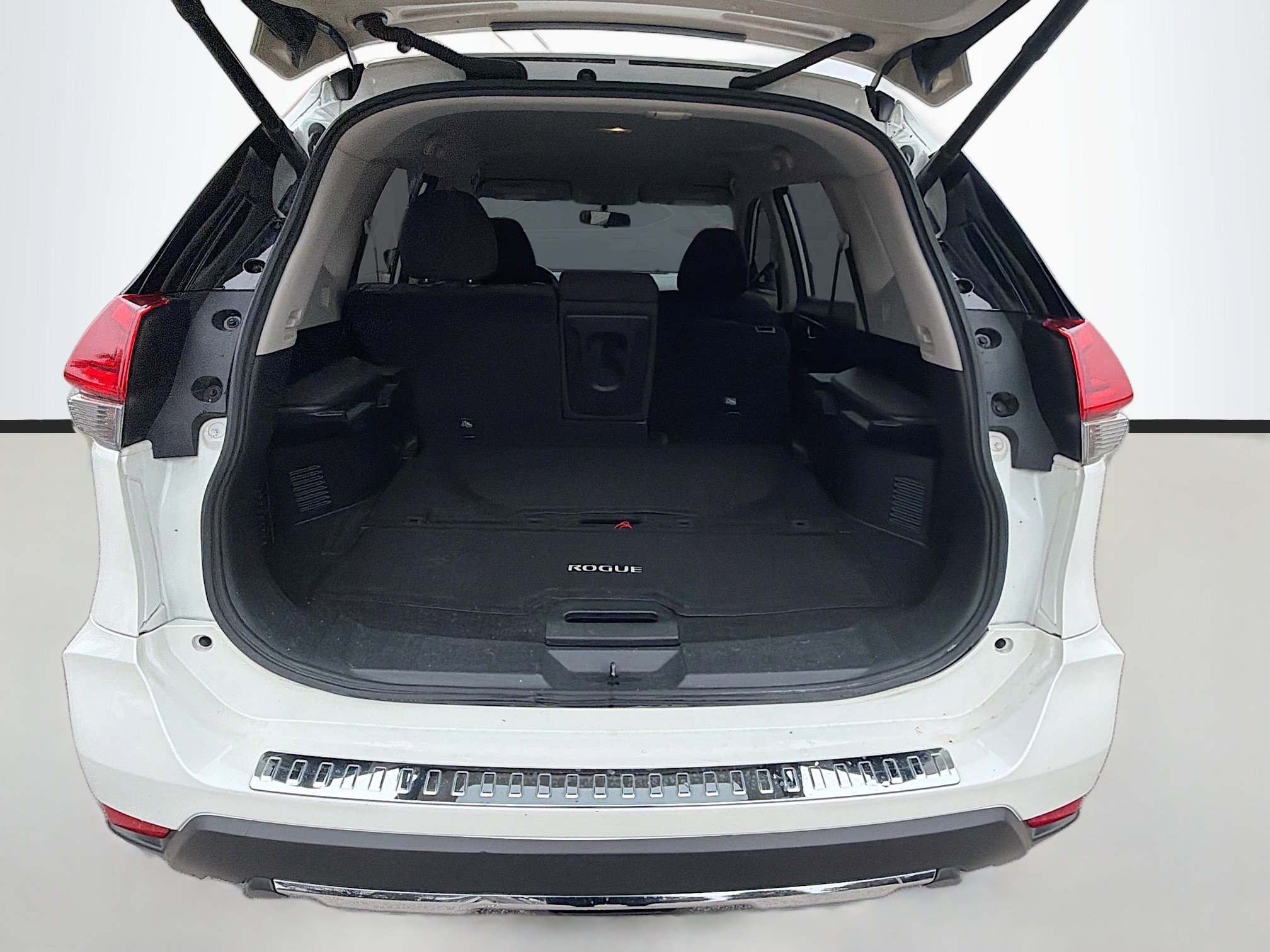 Used 2018 Nissan Rogue SV image 12