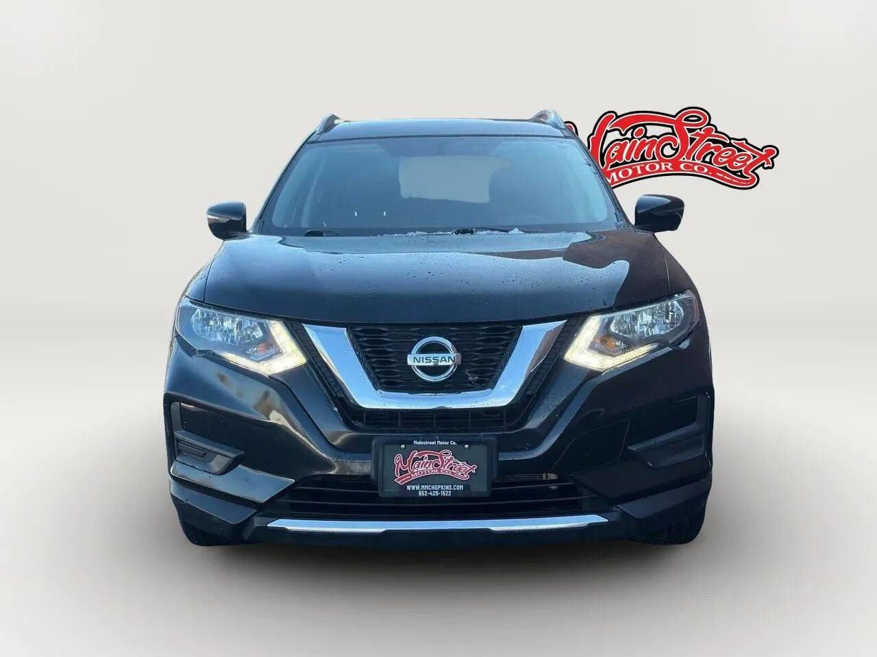 Used 2017 Nissan Rogue SV image 2