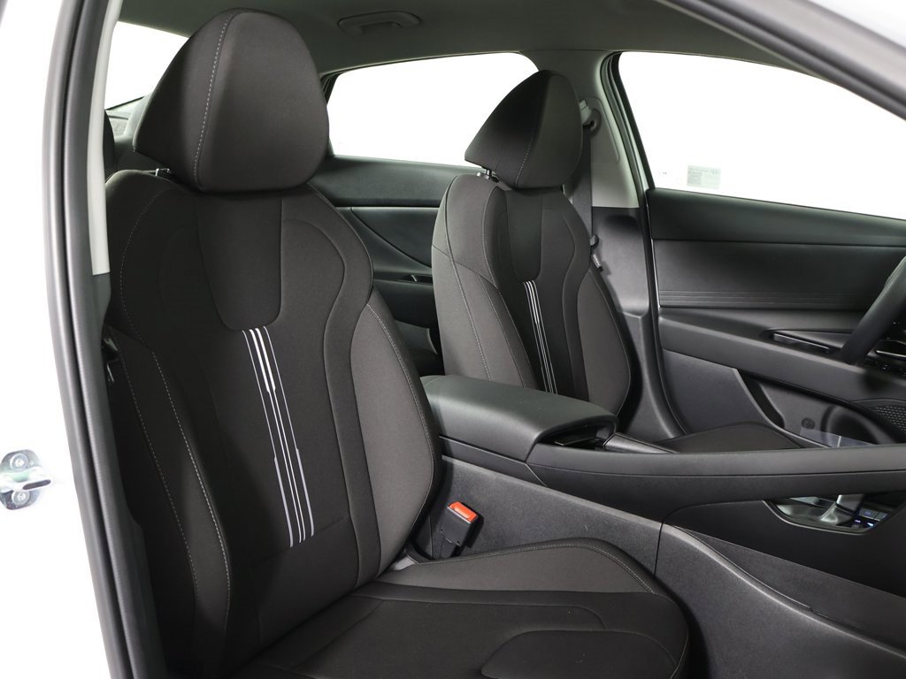 Used 2025 Hyundai Elantra Blue image 26