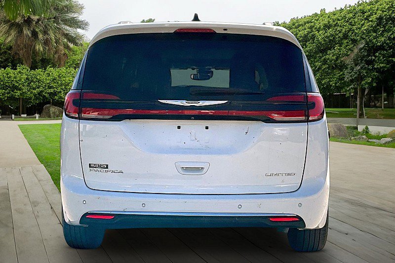 Used 2023 Chrysler Pacifica Limited image 4
