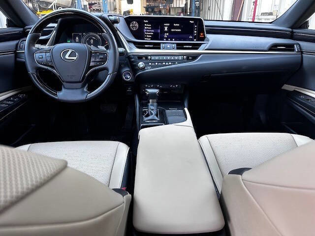Used 2021 Lexus ES 300h w/ Premium Package image 16