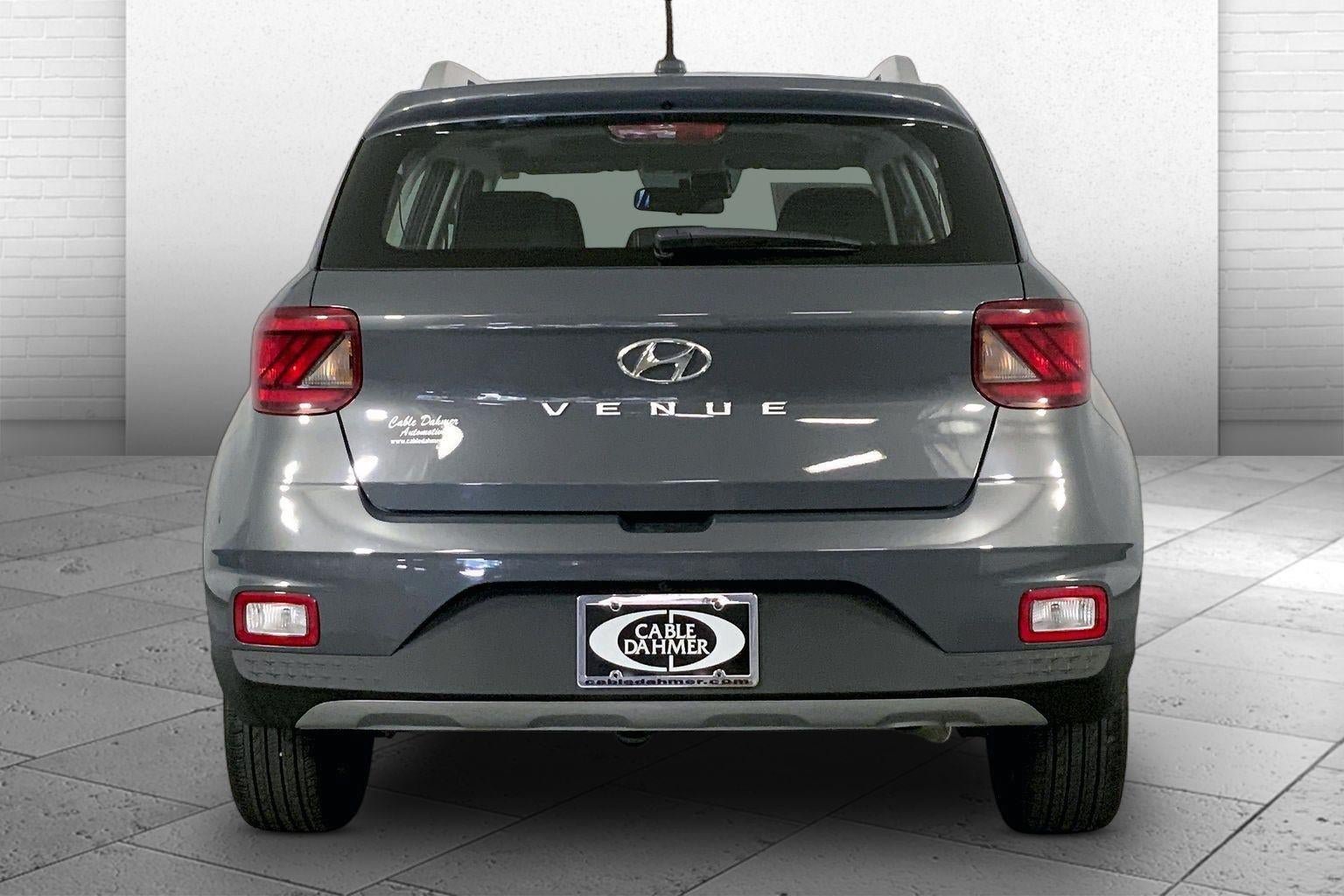 Used 2025 Hyundai Venue SEL FWD image 3