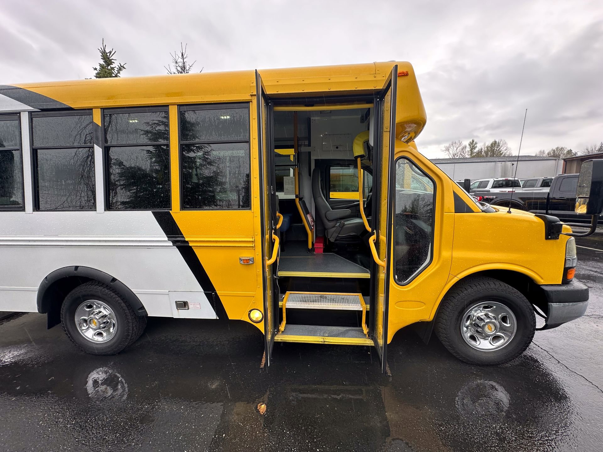Used 2014 Chevrolet Express 3500 RWD image 4