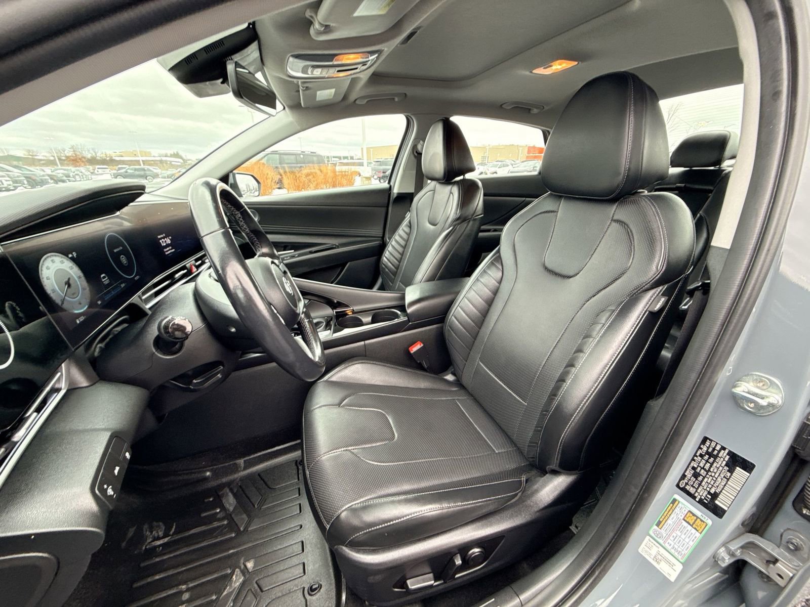 Used 2023 Hyundai Elantra Limited w/ Preferred Accessory Package image 12