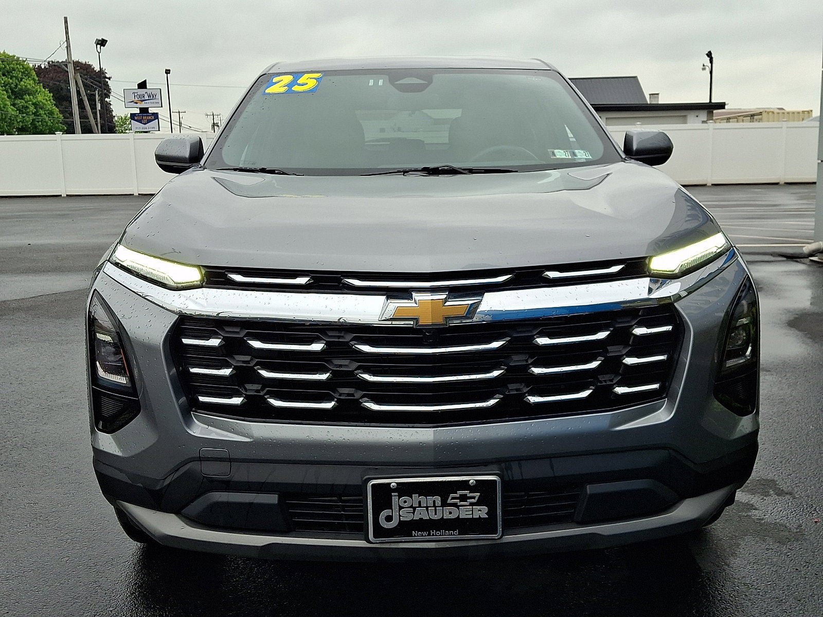 Used 2025 Chevrolet Equinox LT AWD/4WD image 2