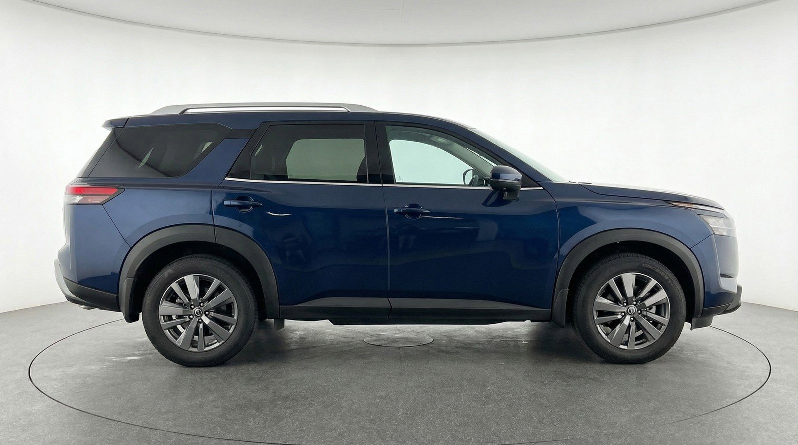 Used 2025 Nissan Pathfinder SV image 11