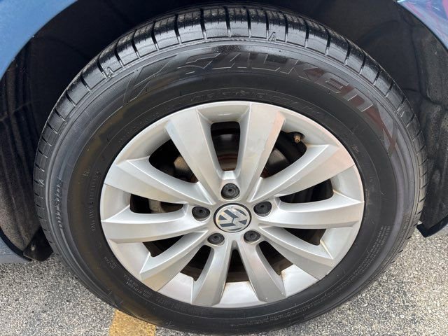 Used 2018 Volkswagen Beetle 2.0T S FWD image 9