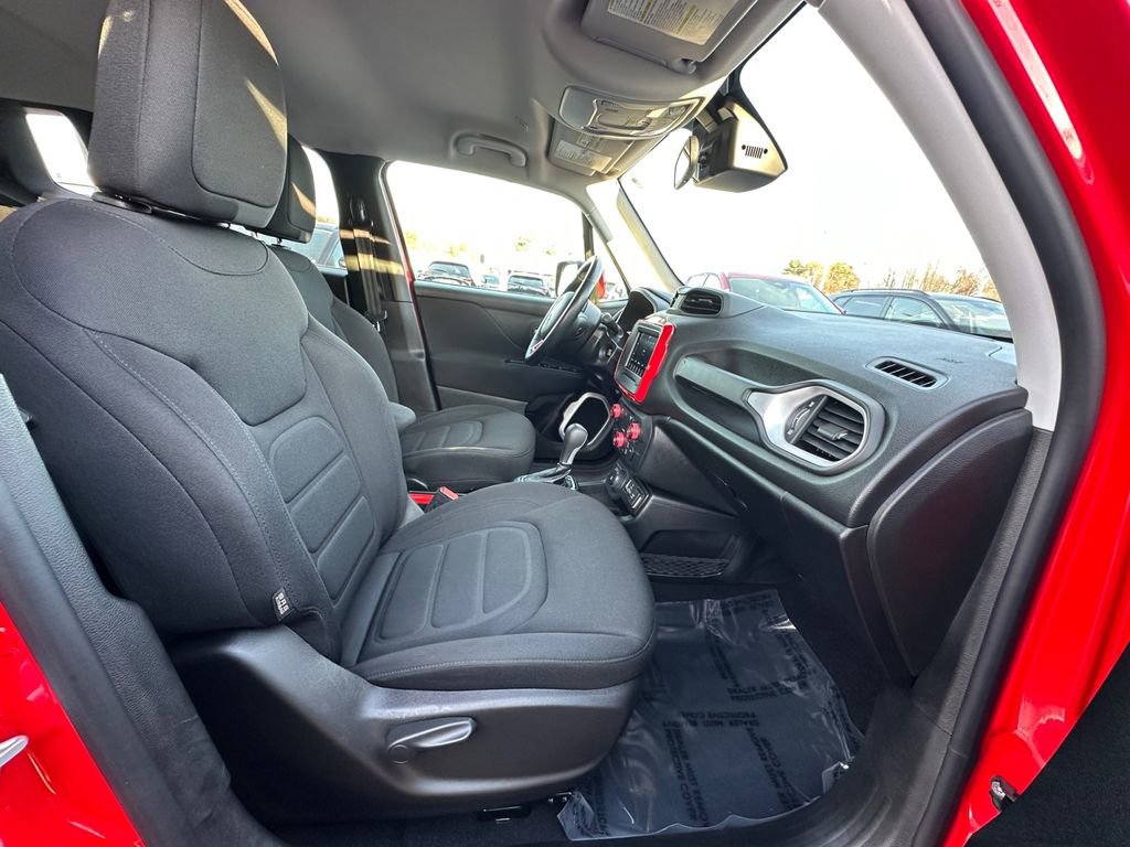 Used 2020 Jeep Renegade Latitude w/ Cold Weather Group image 22