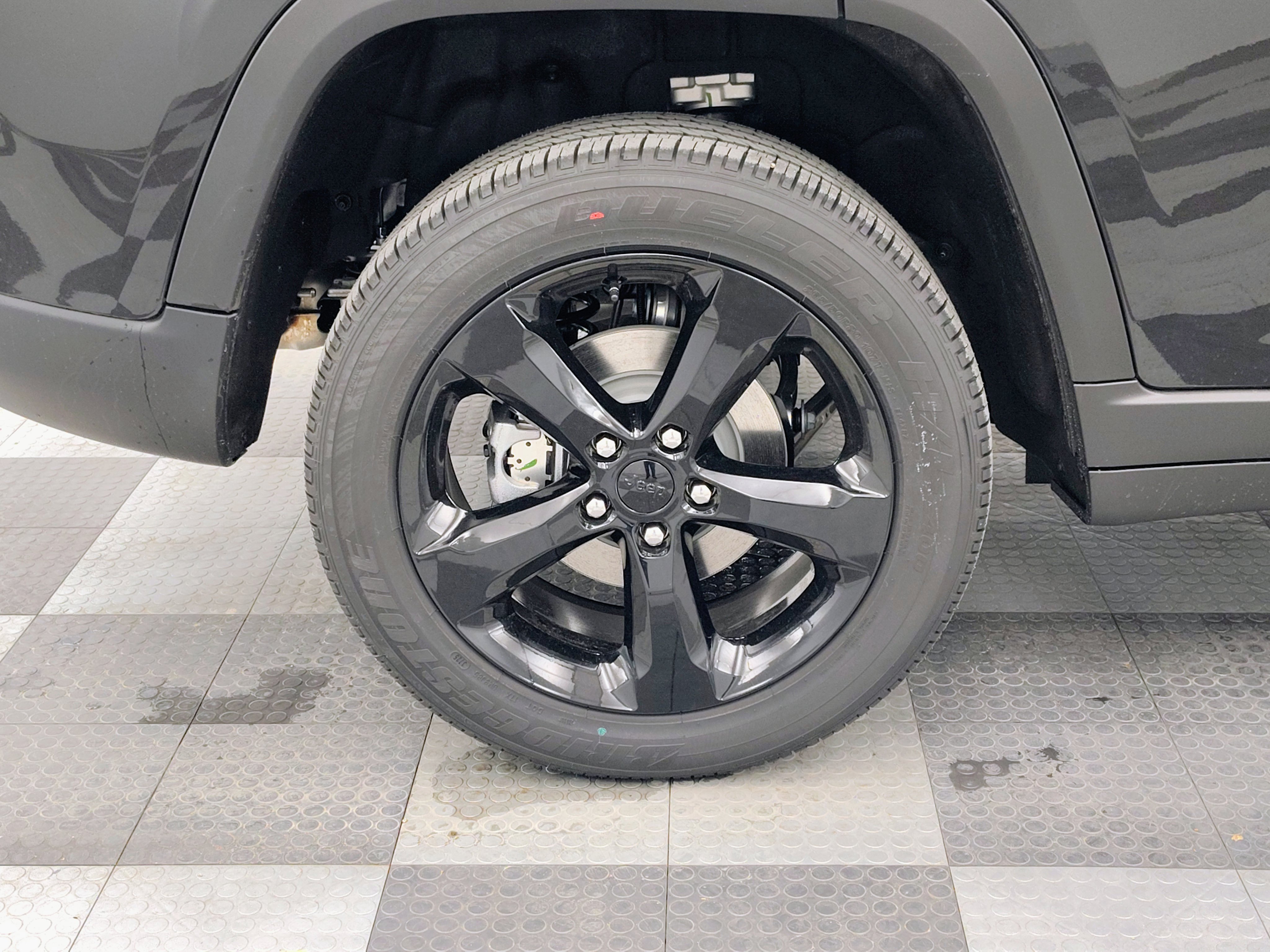 New 2025 Jeep Grand Cherokee Altitude image 12