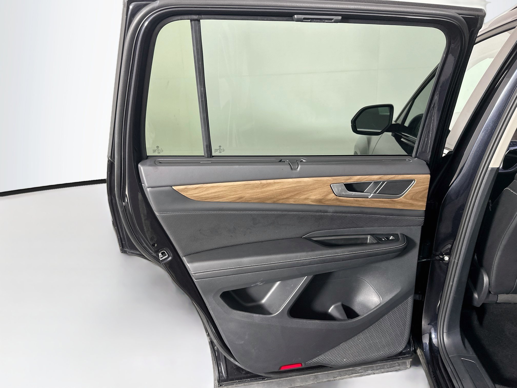 Used 2025 Volkswagen Atlas SE FWD image 26