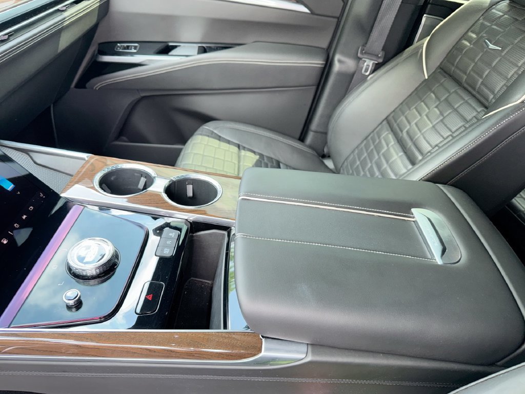 Used 2025 Cadillac Escalade ESV Sport Platinum w/ LPO, Floor Liner Package AWD/4WD image 24