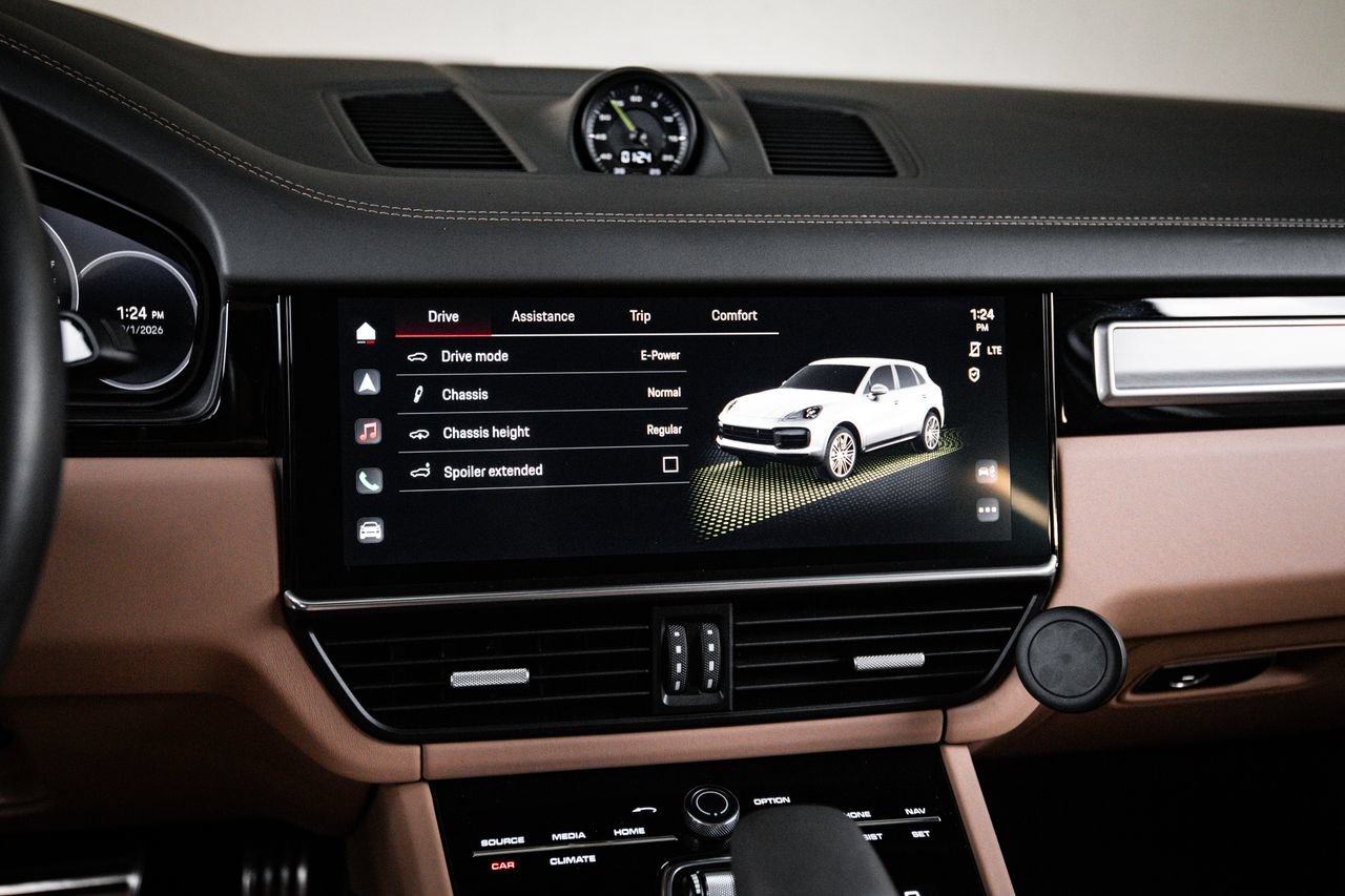 Certified 2022 Porsche Cayenne Turbo S AWD/4WD image 18