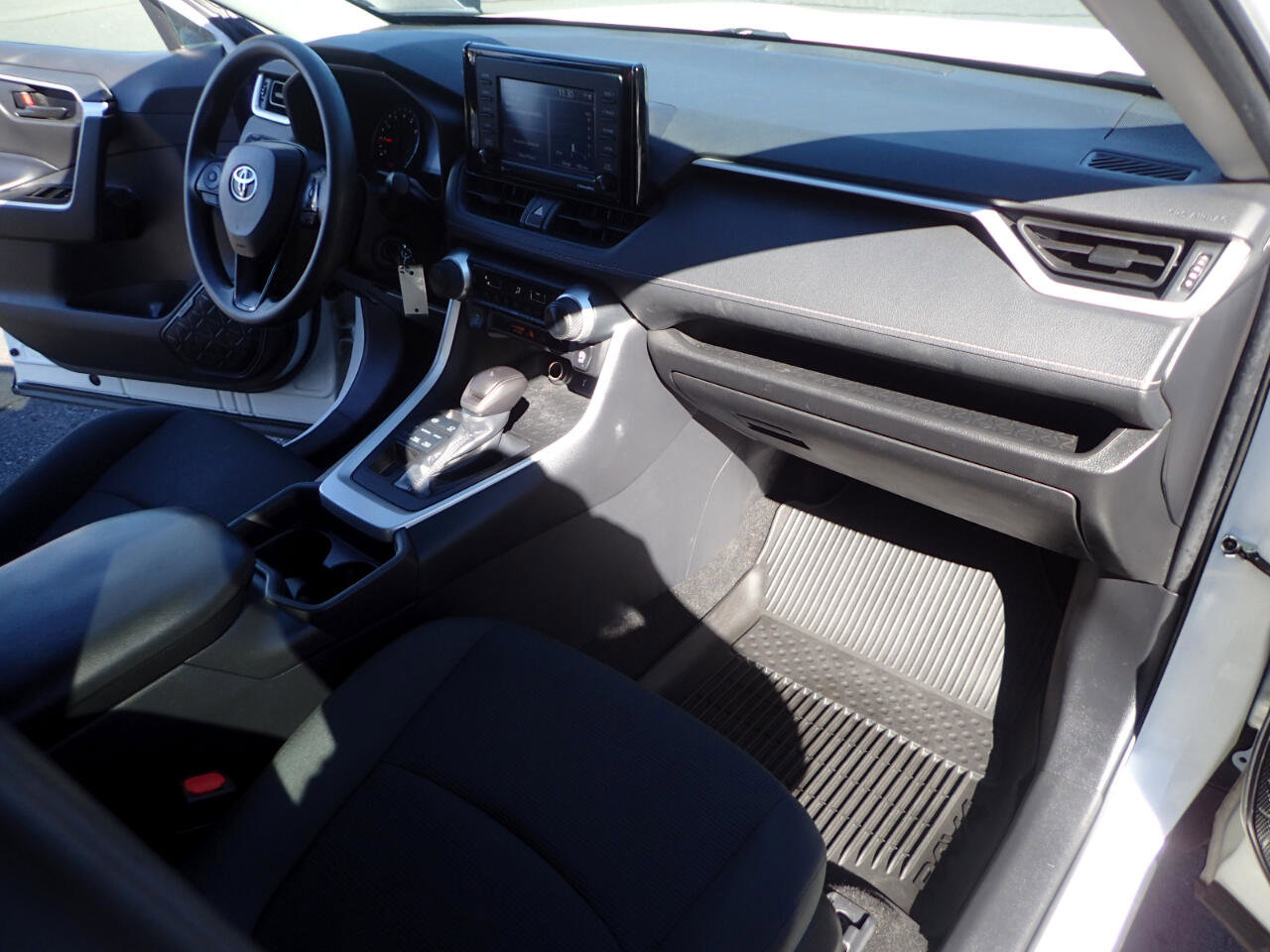 Used 2021 Toyota RAV4 LE image 13