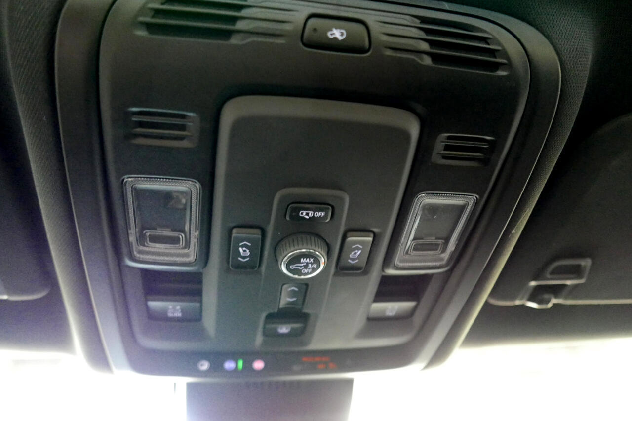 Used 2025 Chevrolet Suburban High Country image 16