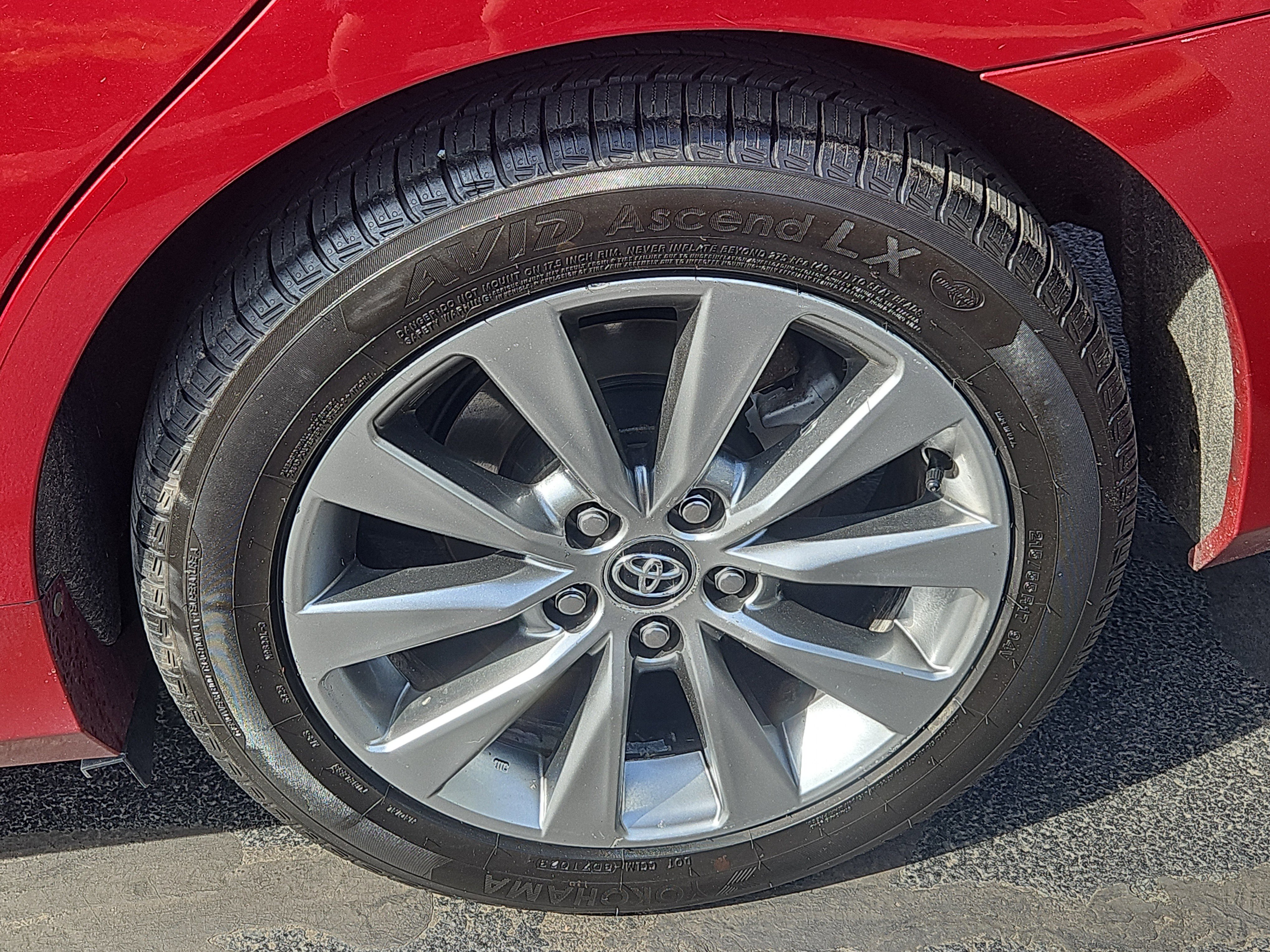 Used 2017 Toyota Camry XLE w/ Moonroof Package FWD image 25