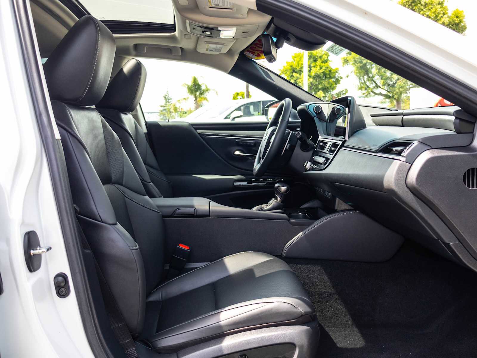 Used 2025 Lexus ES 300h w/ Premium Package image 19