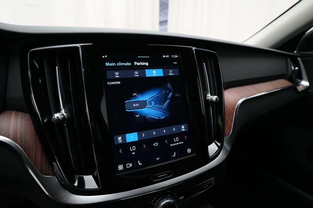 Used 2025 Volvo V60 B5 Cross Country Plus image 21