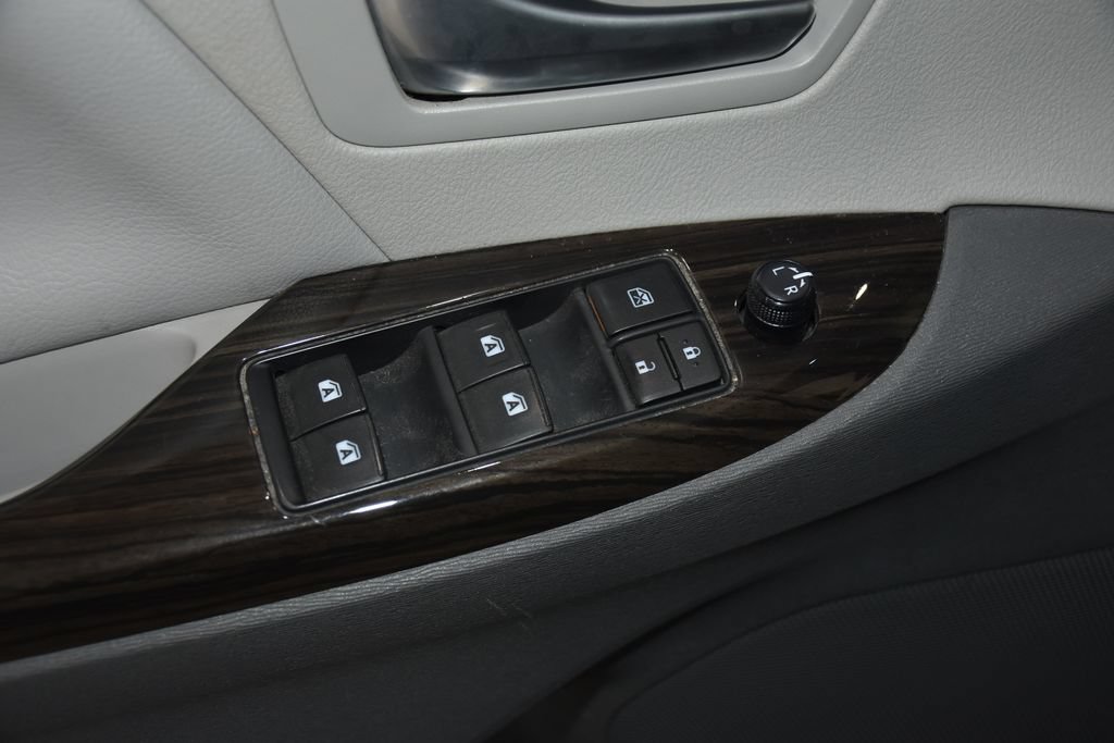 Used 2015 Toyota Sienna XLE Premium FWD image 22