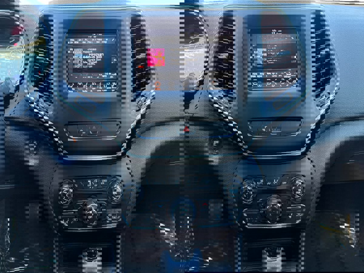 Used 2020 Jeep Cherokee Latitude Plus image 11