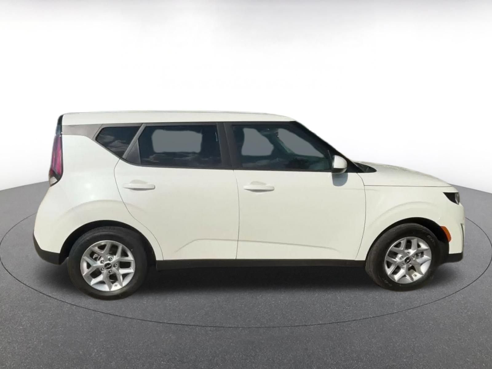 Used 2025 Kia Soul LX w/ LX Technology Package FWD image 16
