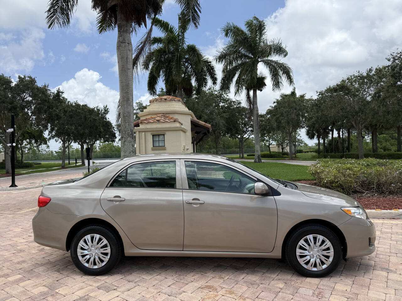 Used 2009 Toyota Corolla LE FWD image 3