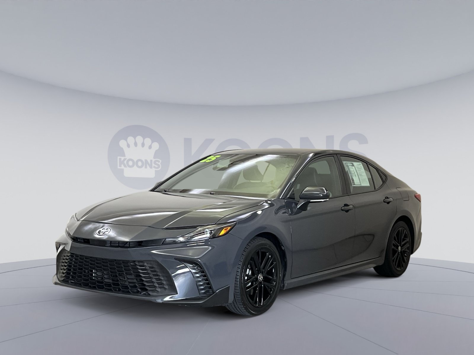 Used 2025 Toyota Camry SE FWD image 1