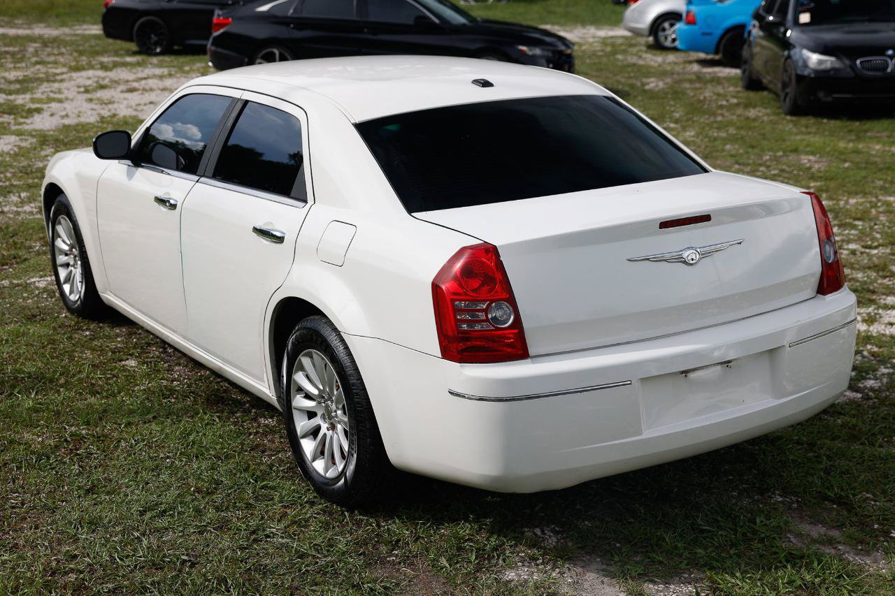 Used 2010 Chrysler 300 Touring RWD image 5