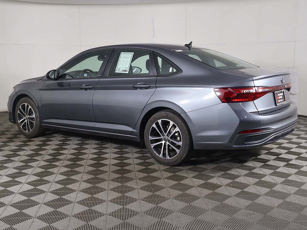 Used 2025 Volkswagen Jetta Sport FWD image 9