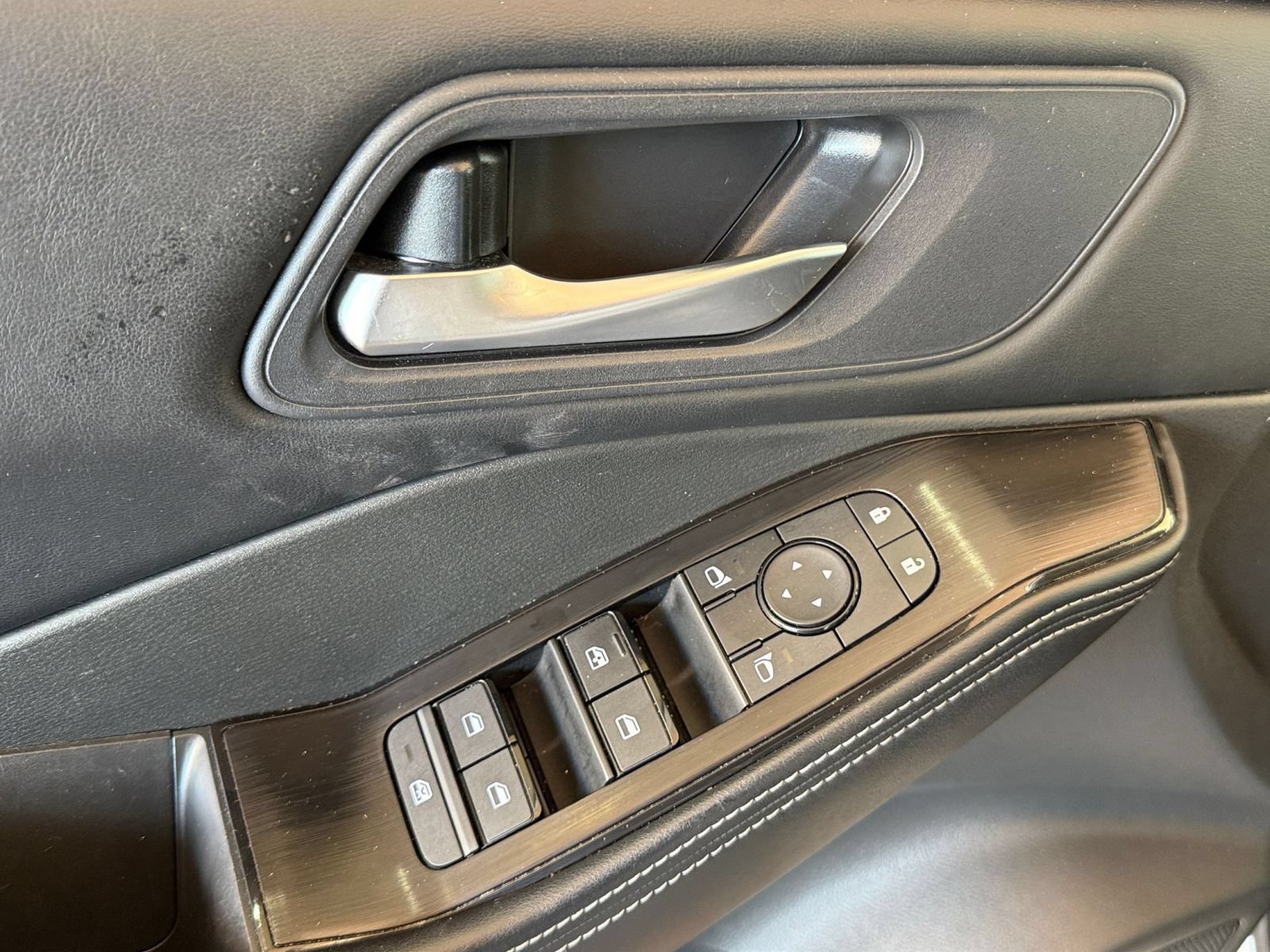 Used 2025 Nissan Rogue SV FWD image 18
