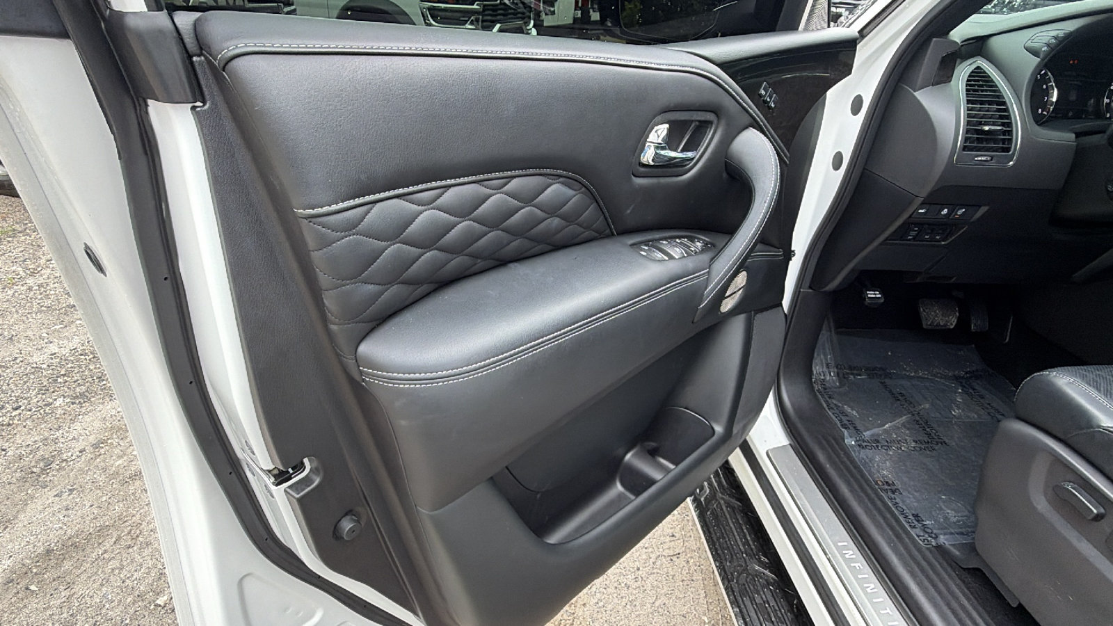 Used 2024 INFINITI QX80 Sensory AWD/4WD image 13