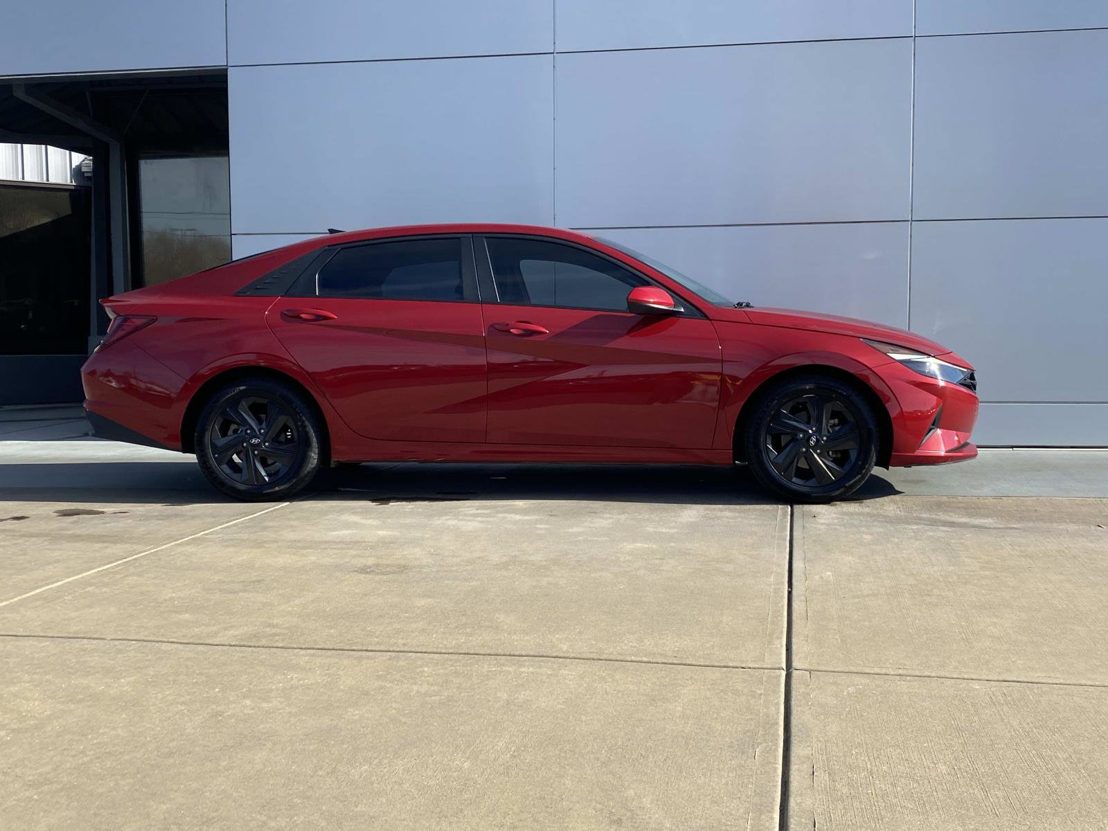 Used 2022 Hyundai Elantra SEL w/ Convenience Package image 3