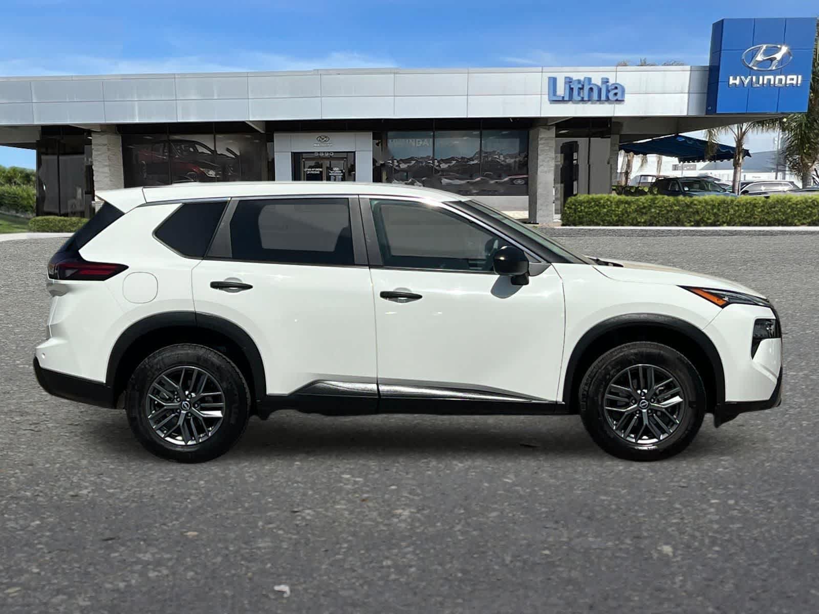 Used 2024 Nissan Rogue S FWD image 9