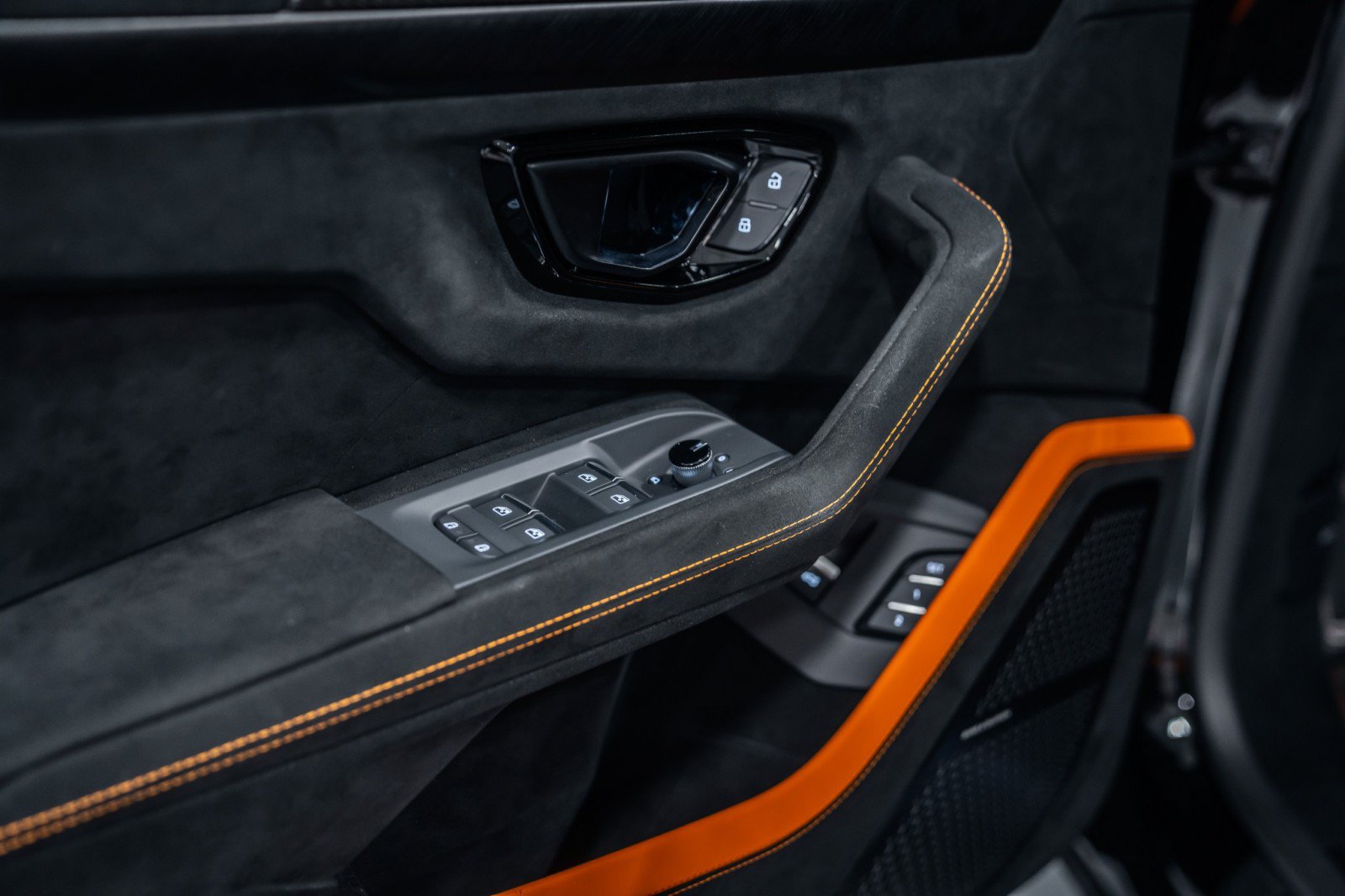 Used 2024 Lamborghini Urus Performante AWD/4WD image 16