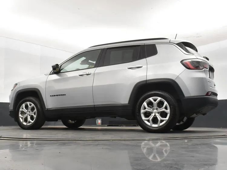 Used 2024 Jeep Compass Latitude image 12