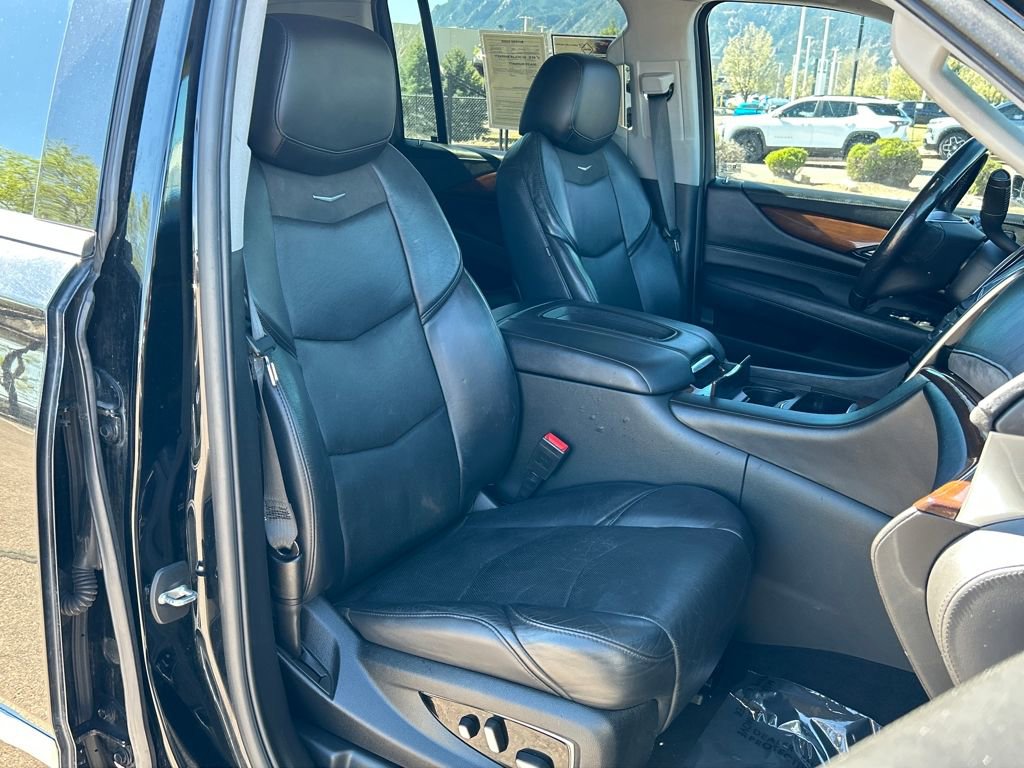 Used 2019 Cadillac Escalade ESV Luxury AWD/4WD image 18