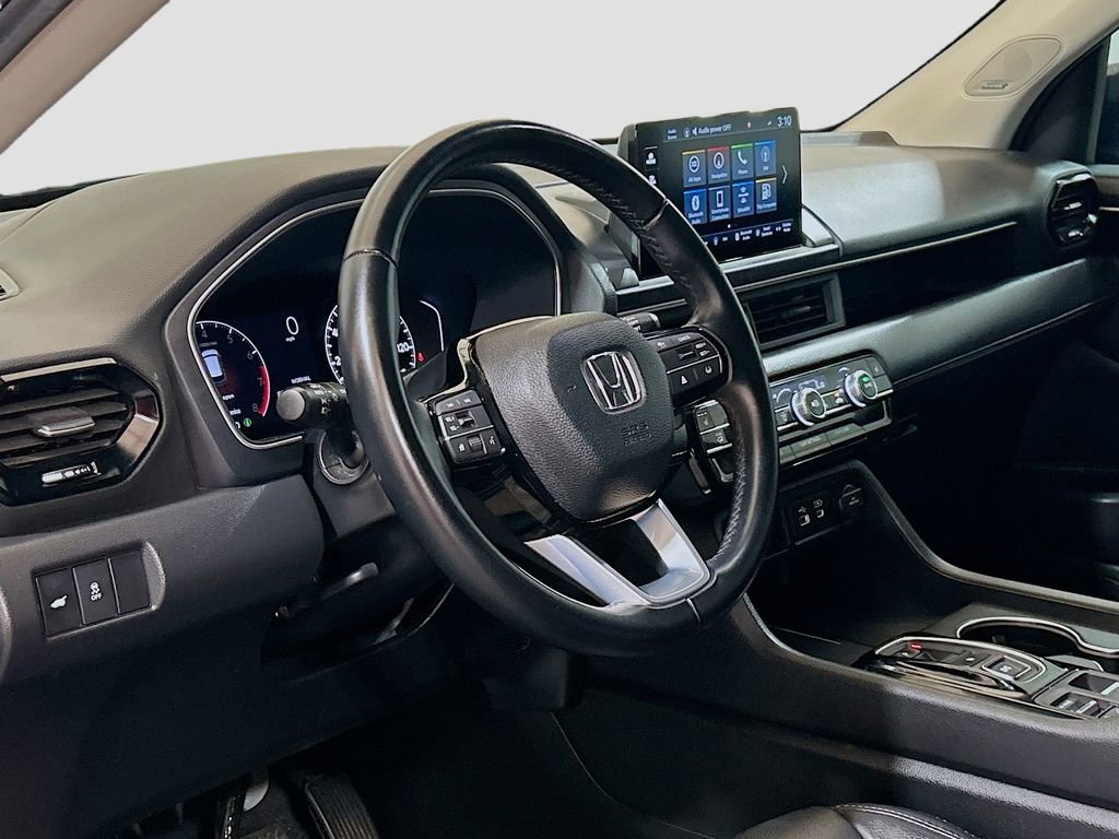 Used 2025 Honda Pilot Touring image 7