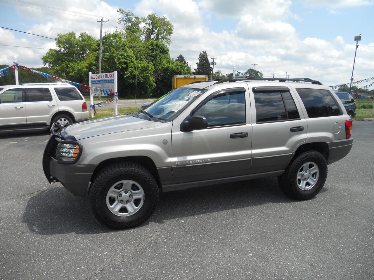 Used 2004 Jeep Grand Cherokee Laredo w/ Convenience Group AWD/4WD image 2
