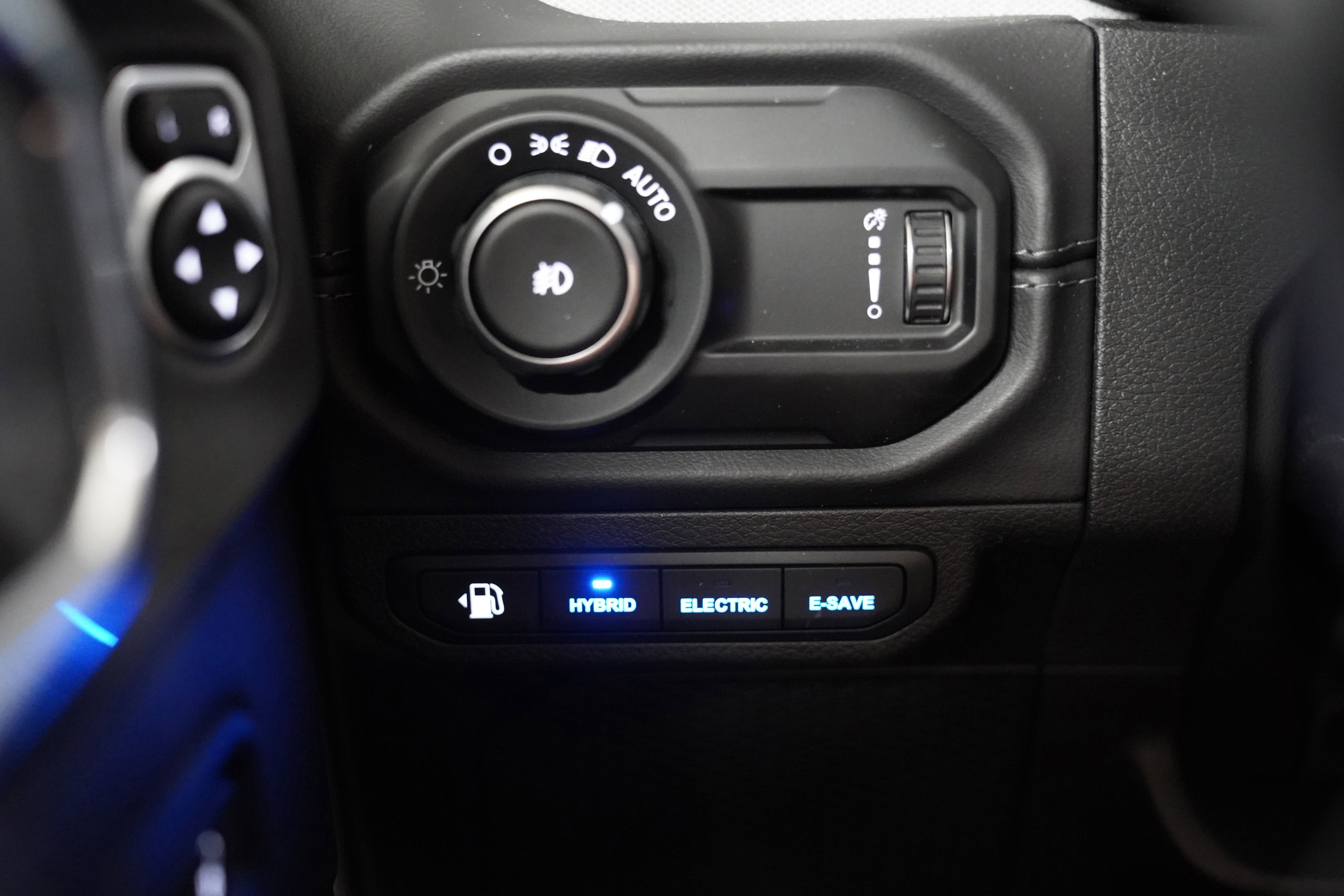 Used 2025 Jeep Wrangler Sahara AWD/4WD image 29