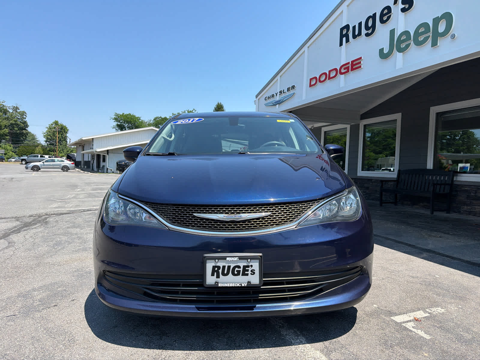 Used 2017 Chrysler Pacifica Touring w/ Tire & Wheel Group FWD image 2