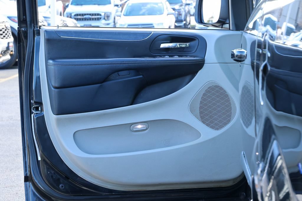 Used 2014 Chrysler Town & Country Touring FWD image 4