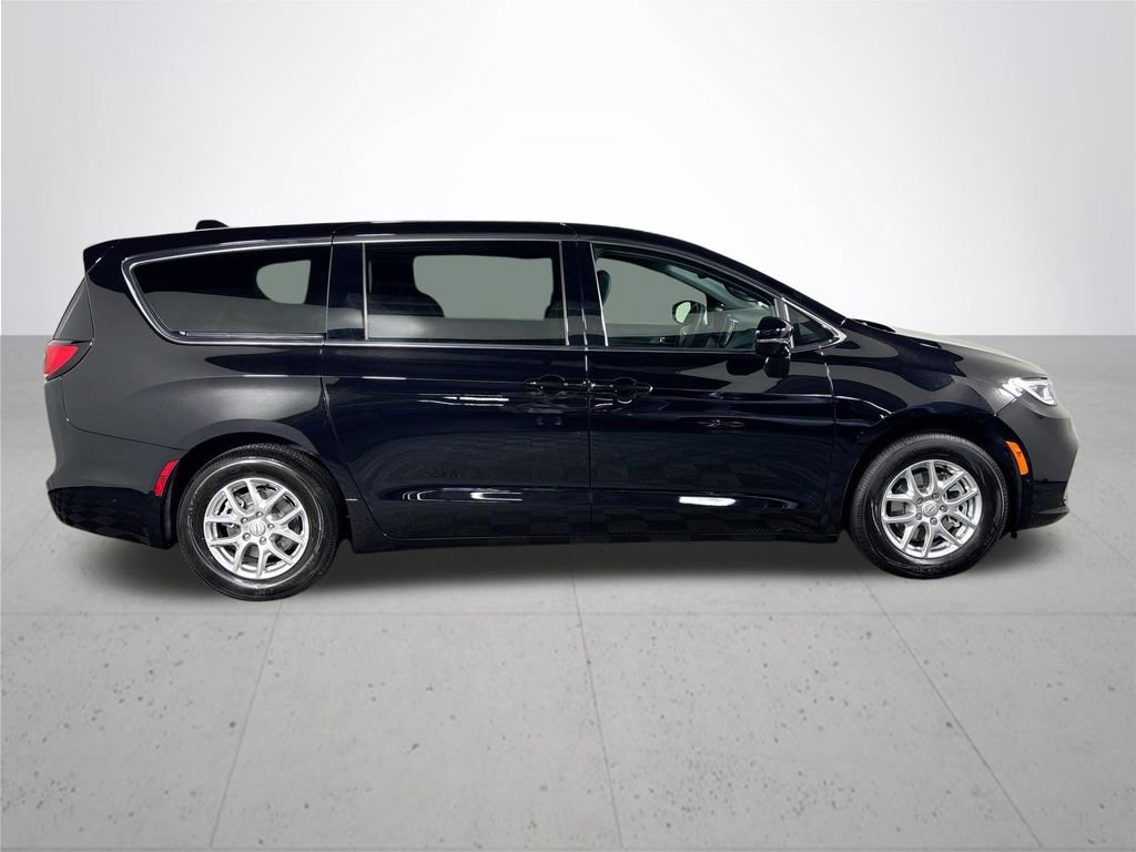 New 2026 Chrysler Pacifica Select image 5