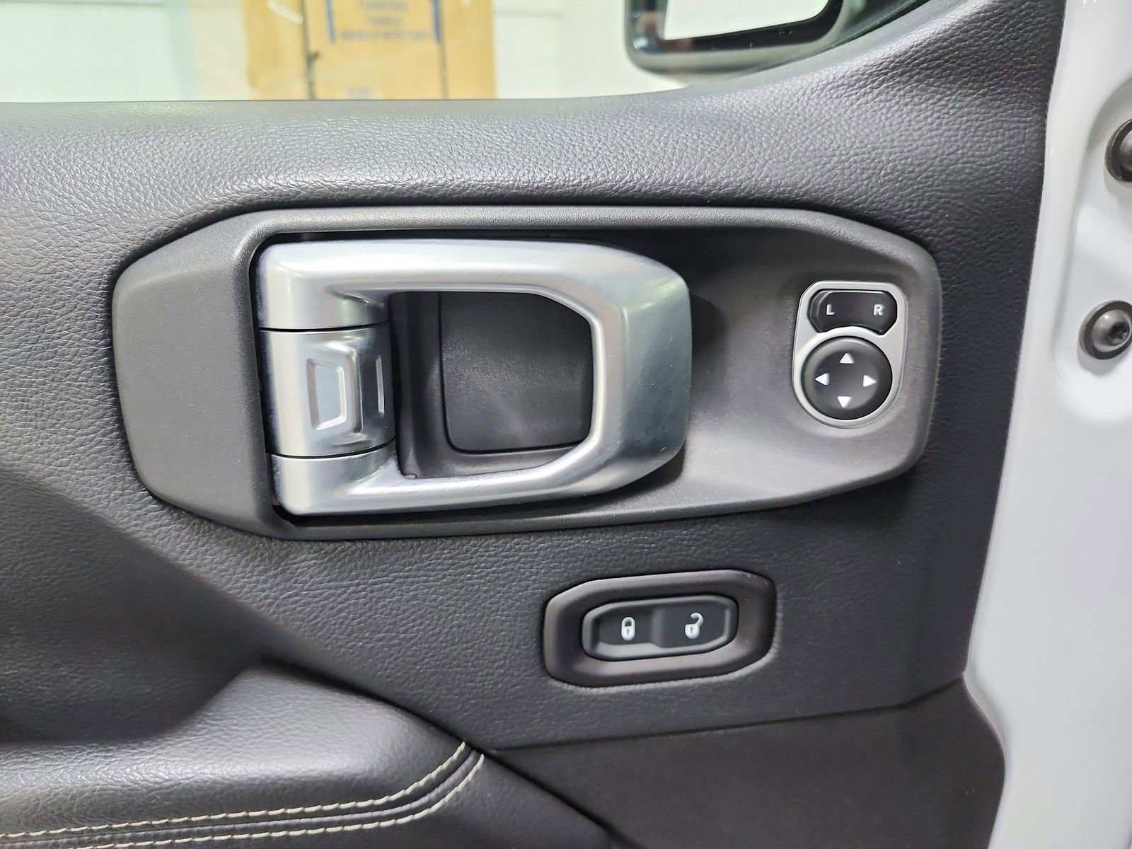 Used 2018 Jeep Wrangler Unlimited Sahara image 27