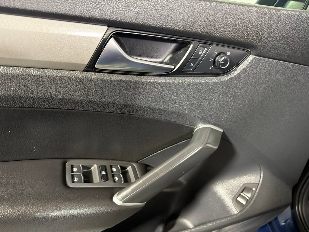 Certified 2022 Volkswagen Passat 2.0T SE FWD image 9