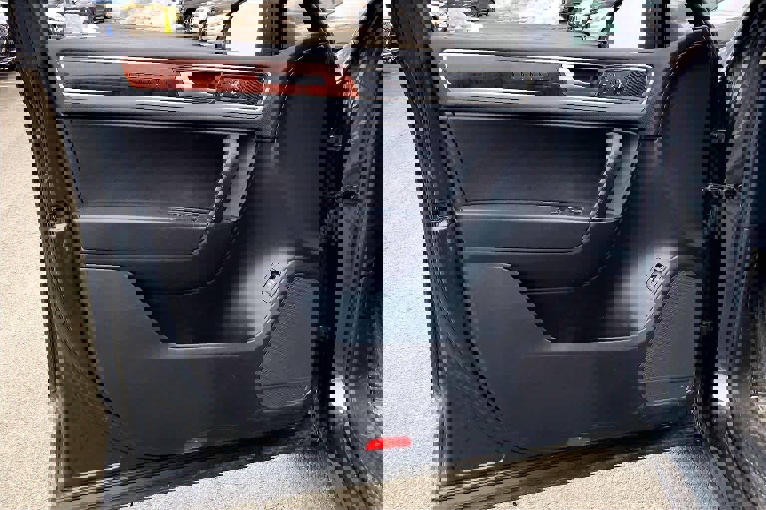 Used 2014 Volkswagen Touareg TDI image 22