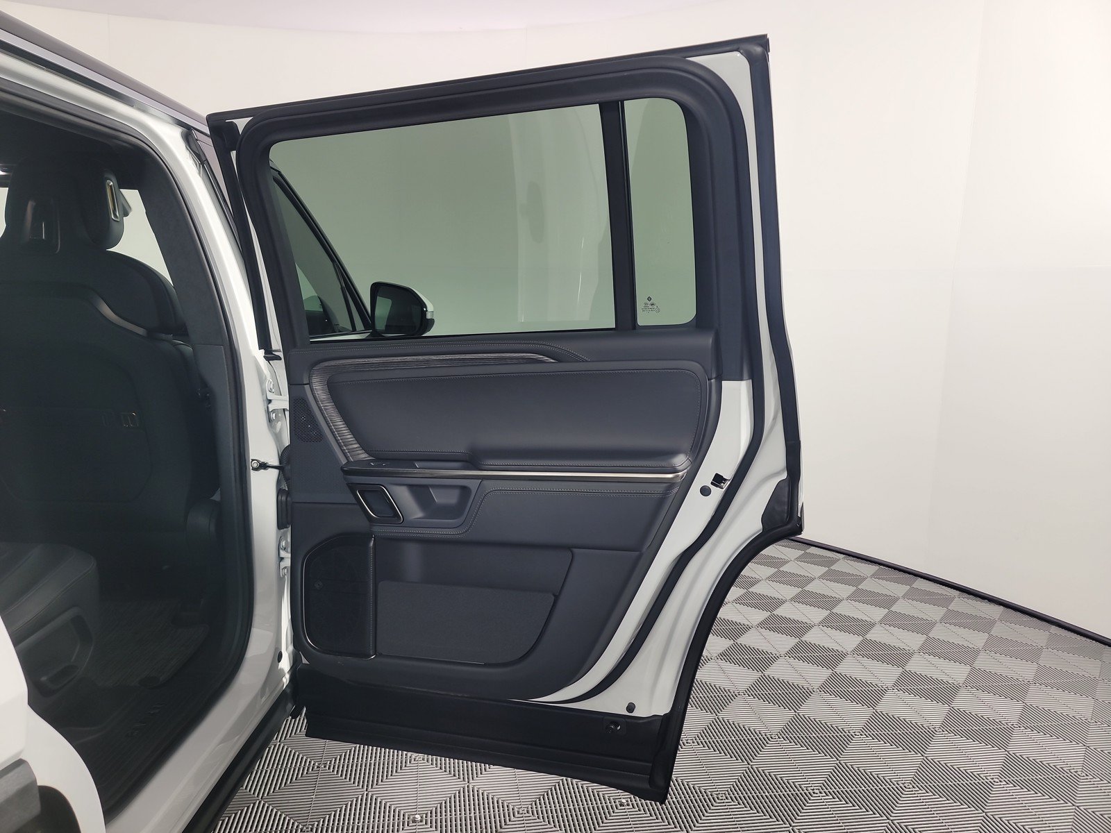 Used 2024 Rivian R1S Adventure AWD/4WD image 19