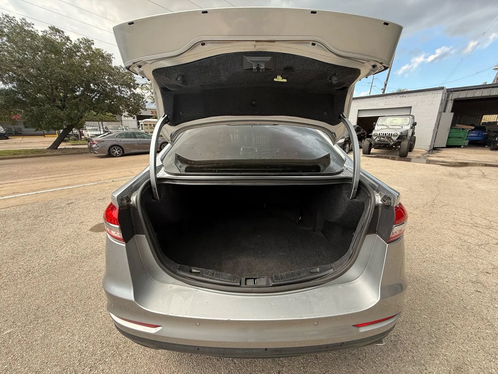 Used 2020 Ford Fusion SE FWD image 23