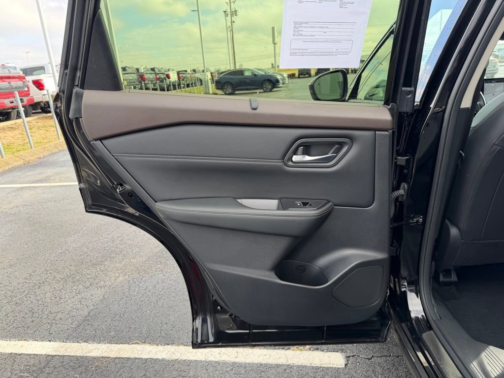 Used 2023 Nissan Rogue SL w/ SL Premium Package image 17