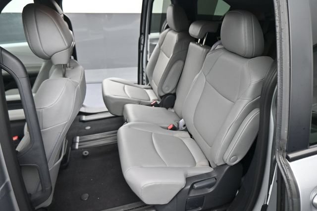 Used 2025 Toyota Sienna XLE FWD image 18