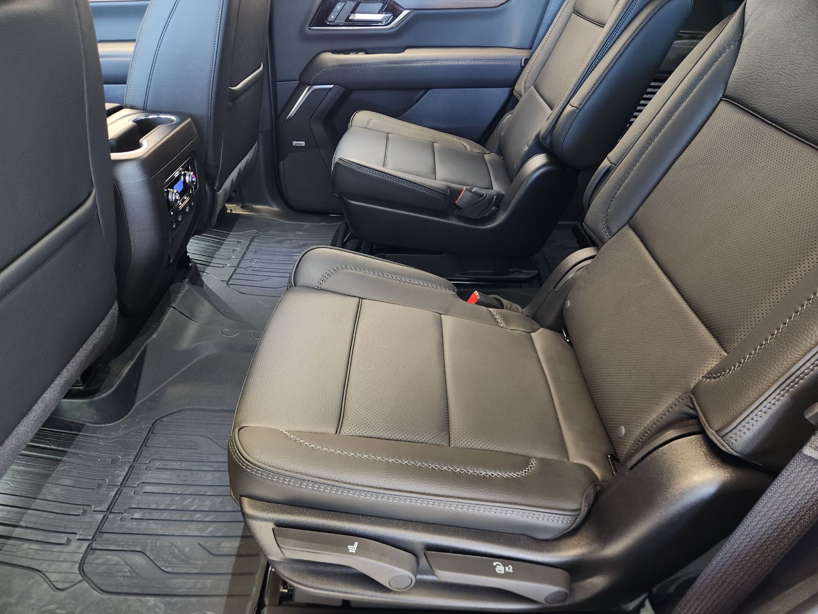 New 2026 GMC Yukon Denali w/ Denali Reserve Package AWD/4WD image 30
