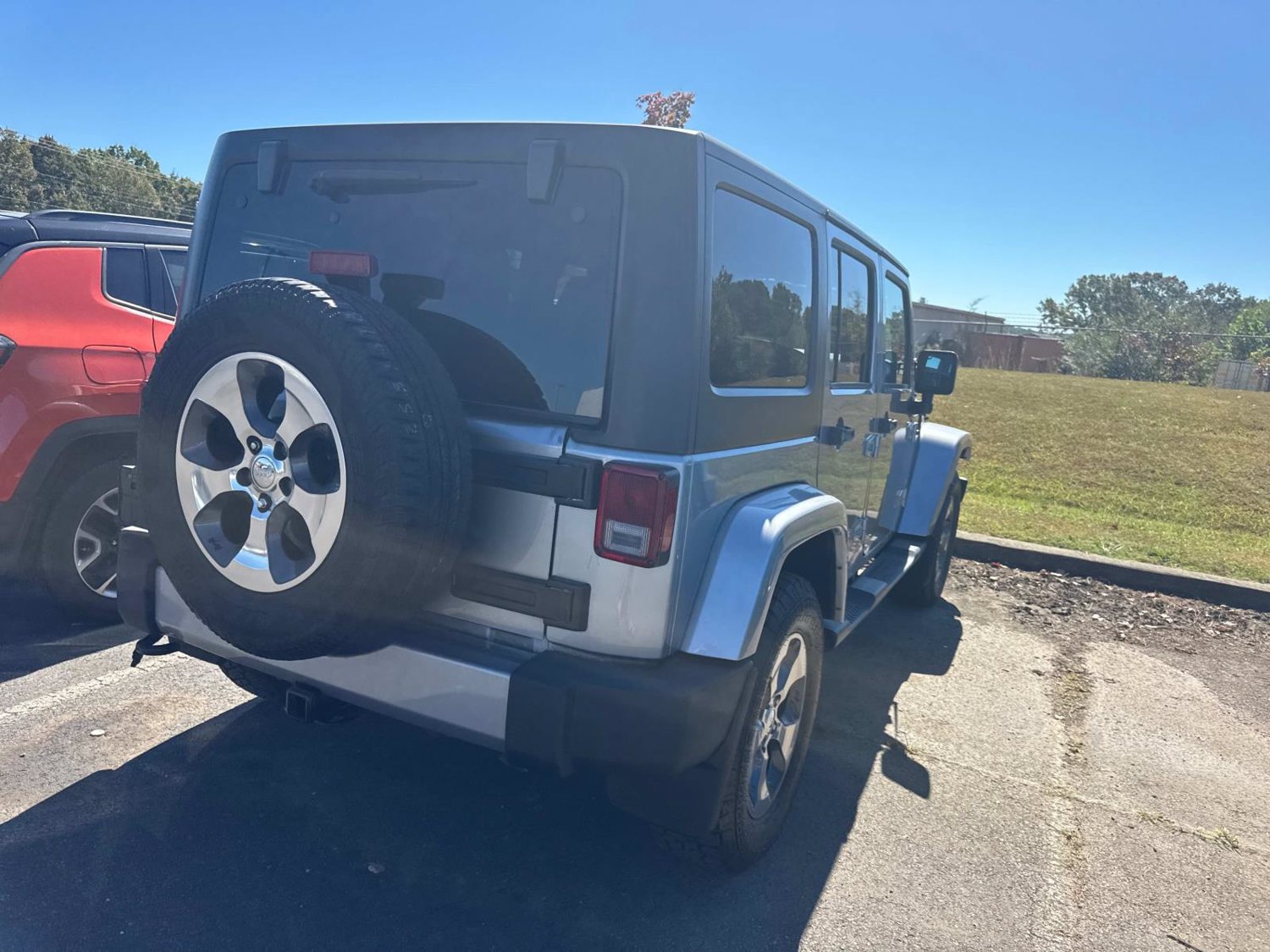 Used 2017 Jeep Wrangler Unlimited Sahara w/ Connectivity Group AWD/4WD image 14